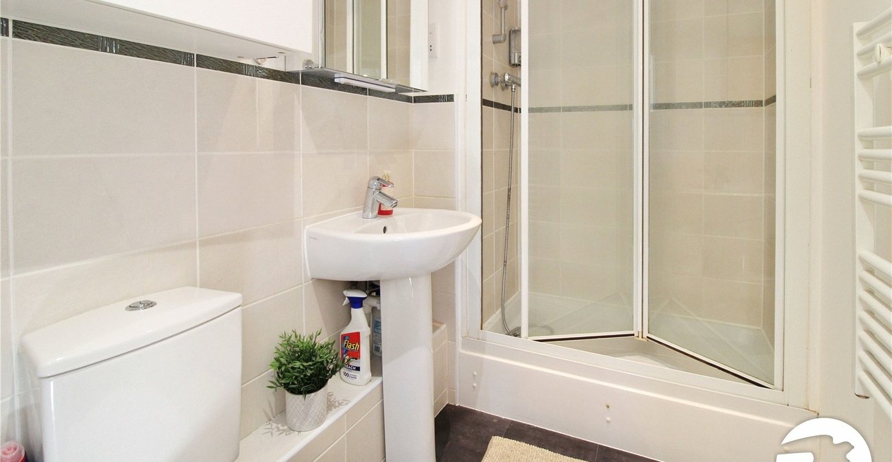 2 bedroom property to rent in Greenhithe | Robinson Michael & Jackson