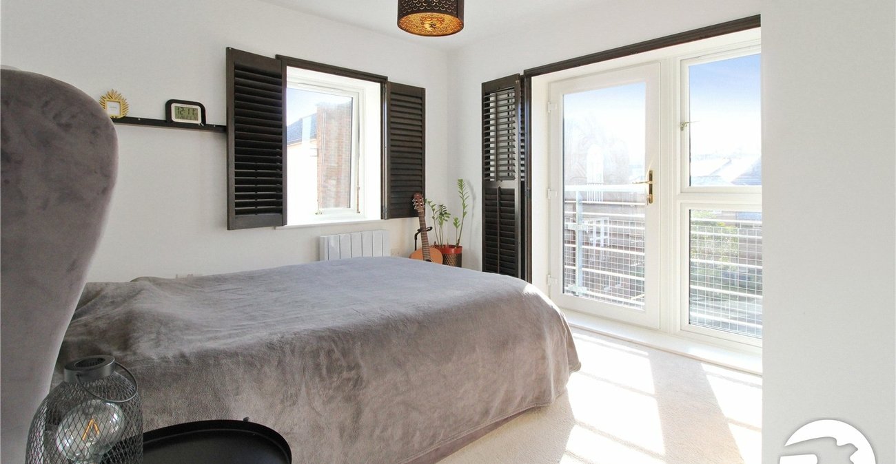 2 bedroom property to rent in Greenhithe | Robinson Michael & Jackson