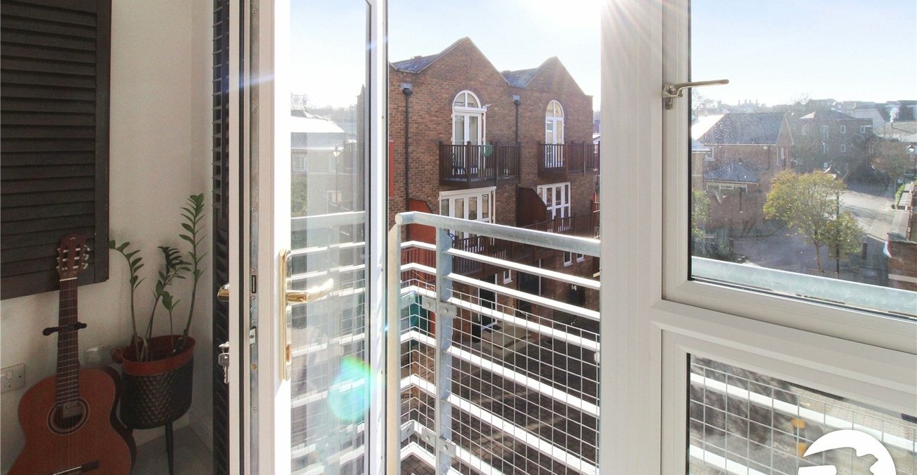2 bedroom property to rent in Greenhithe | Robinson Michael & Jackson