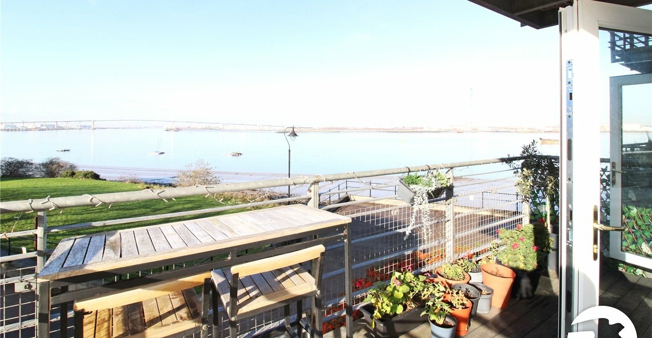 2 bedroom property to rent in Greenhithe | Robinson Michael & Jackson