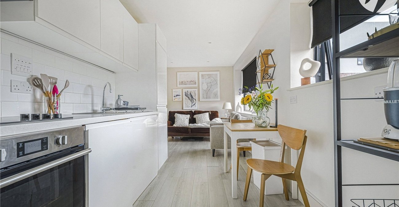 2 bedroom property to rent in London | Robinson Jackson