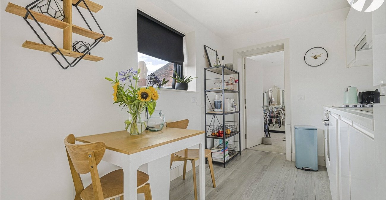 2 bedroom property to rent in London | Robinson Jackson