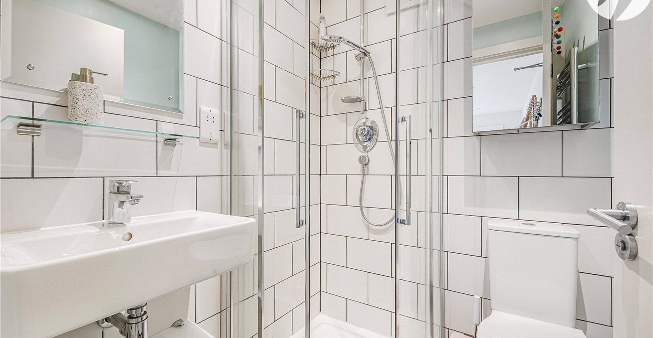 2 bedroom property to rent in London | Robinson Jackson