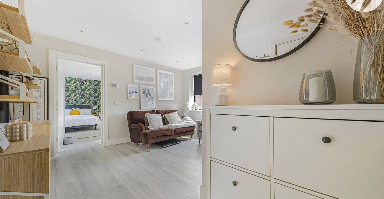 2 bedroom property to rent in London | Robinson Jackson