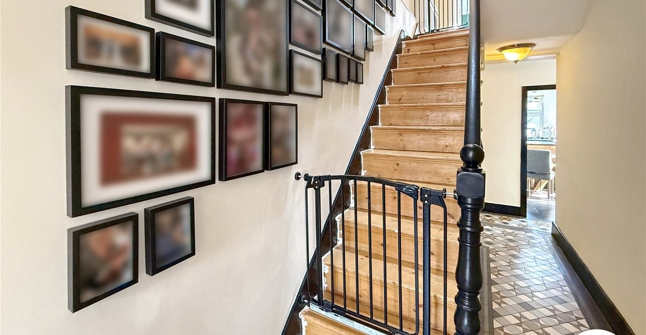 3 bedroom house to rent in London | Robinson Jackson