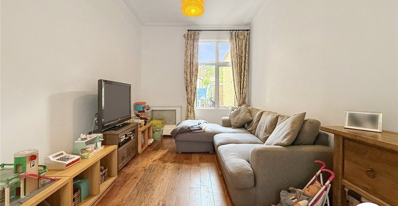 3 bedroom house to rent in London | Robinson Jackson