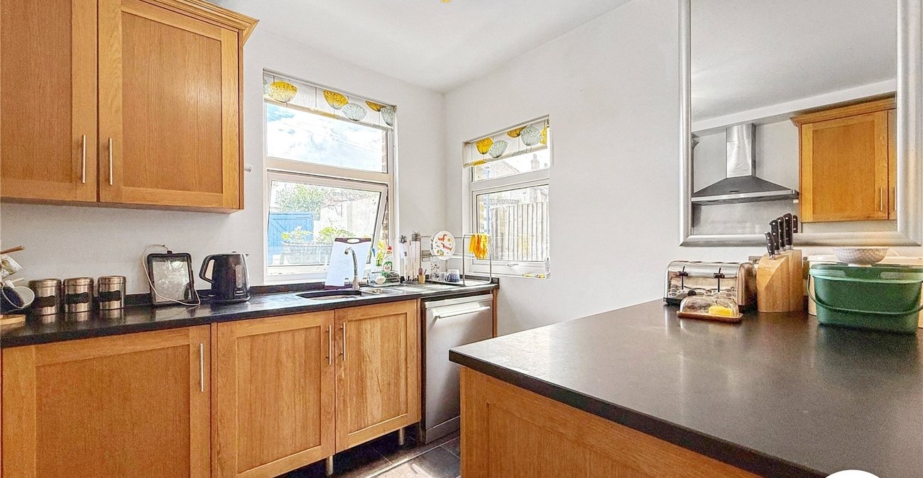 3 bedroom house to rent in London | Robinson Jackson