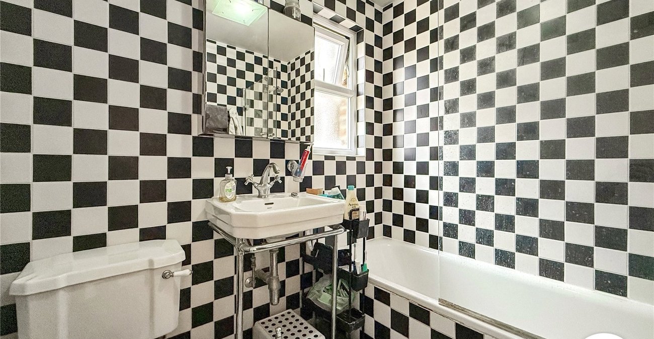 3 bedroom house to rent in London | Robinson Jackson