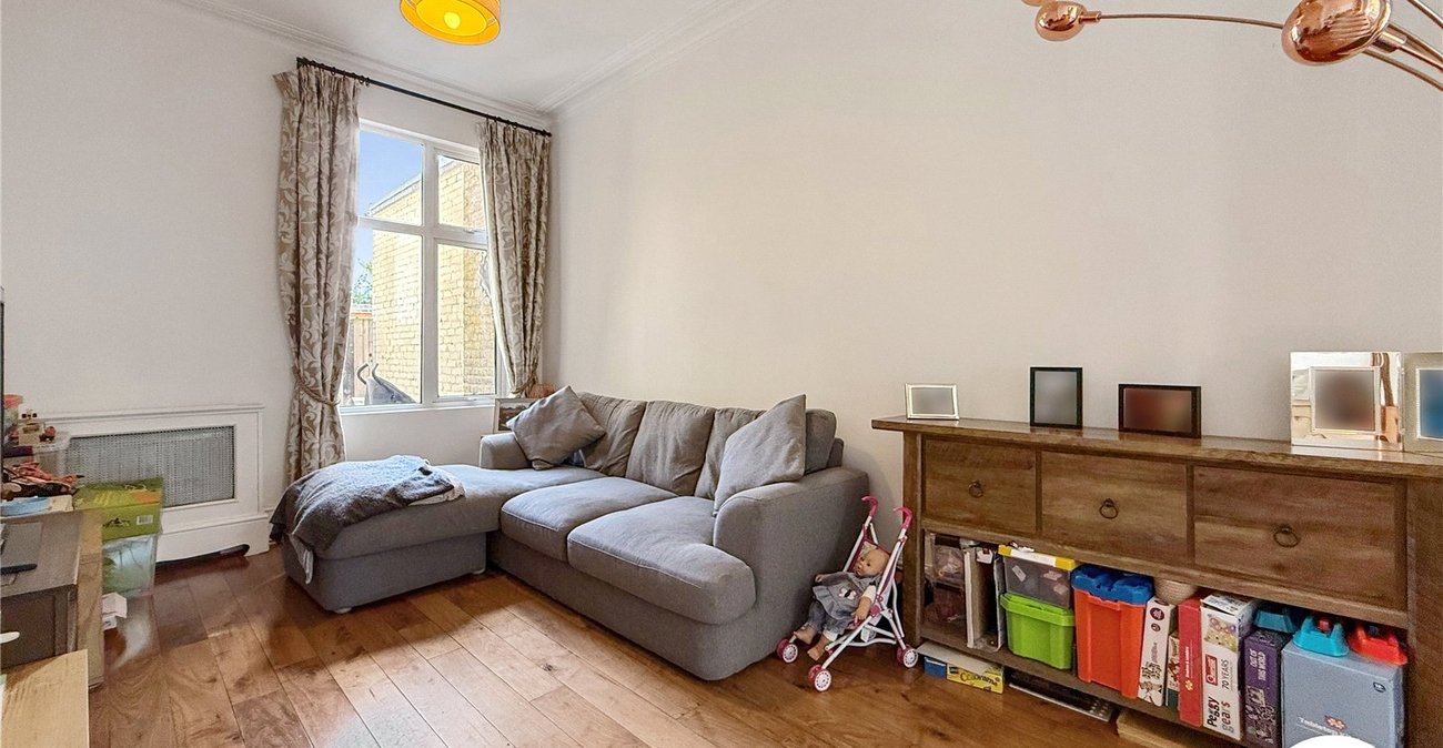 3 bedroom house to rent in London | Robinson Jackson