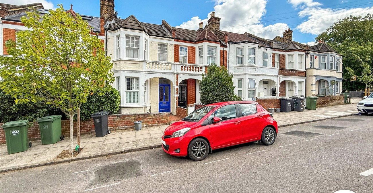 3 bedroom house to rent in London | Robinson Jackson