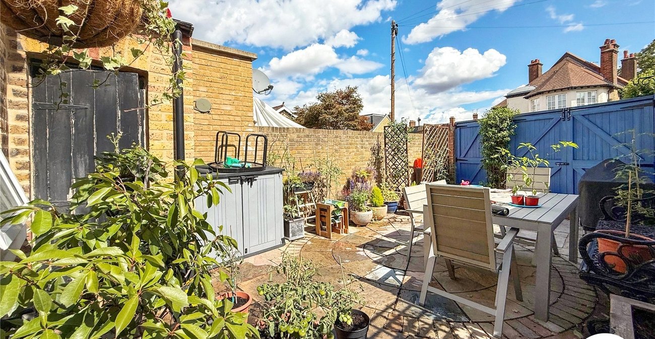 3 bedroom house to rent in London | Robinson Jackson