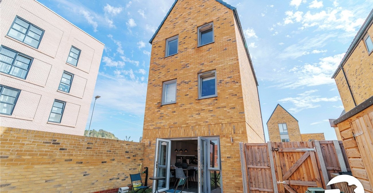 3 bedroom house to rent in Western Cross | Robinson Michael & Jackson