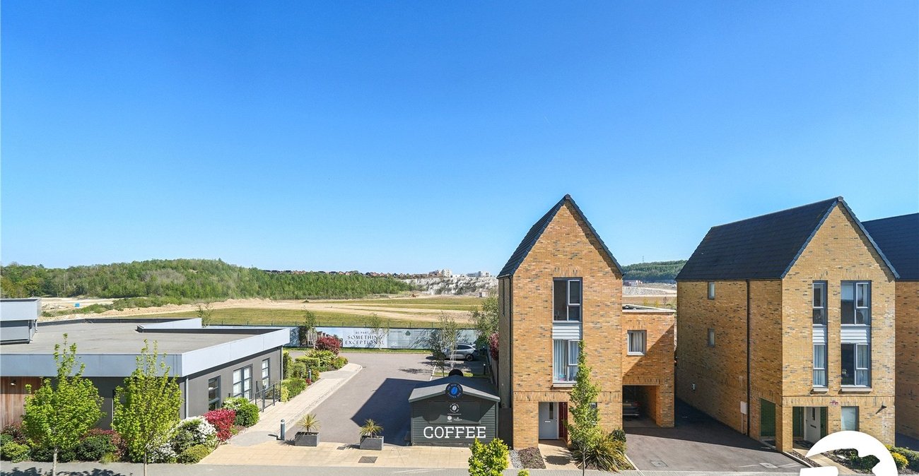 3 bedroom house to rent in Western Cross | Robinson Michael & Jackson