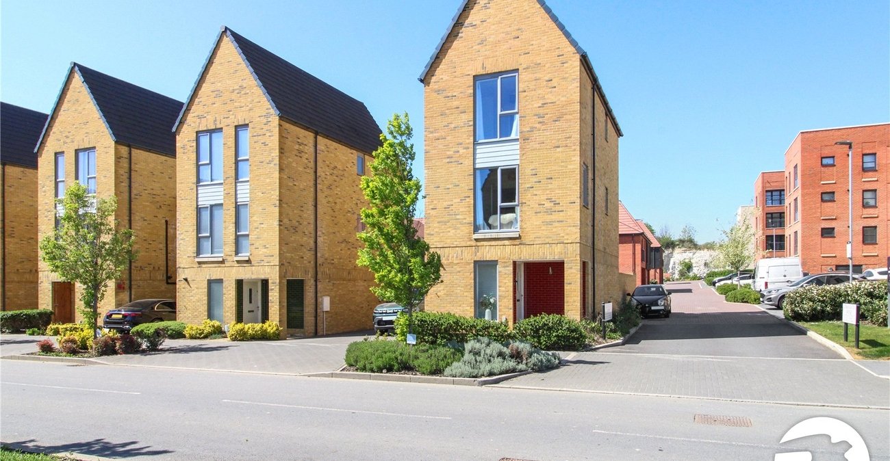 3 bedroom house to rent in Western Cross | Robinson Michael & Jackson