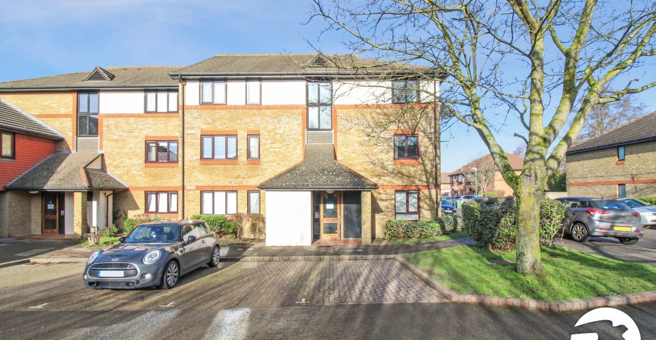 2 bedroom property to rent in Greenhithe | Robinson Michael & Jackson