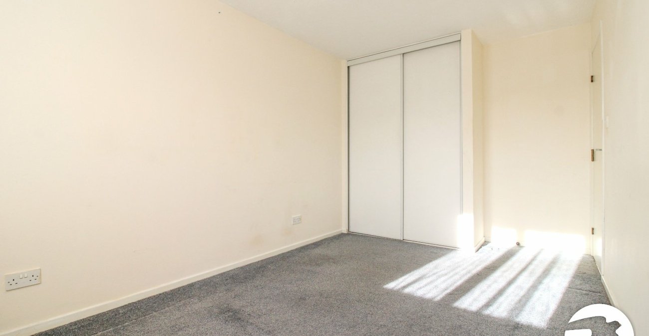 2 bedroom property to rent in Greenhithe | Robinson Michael & Jackson