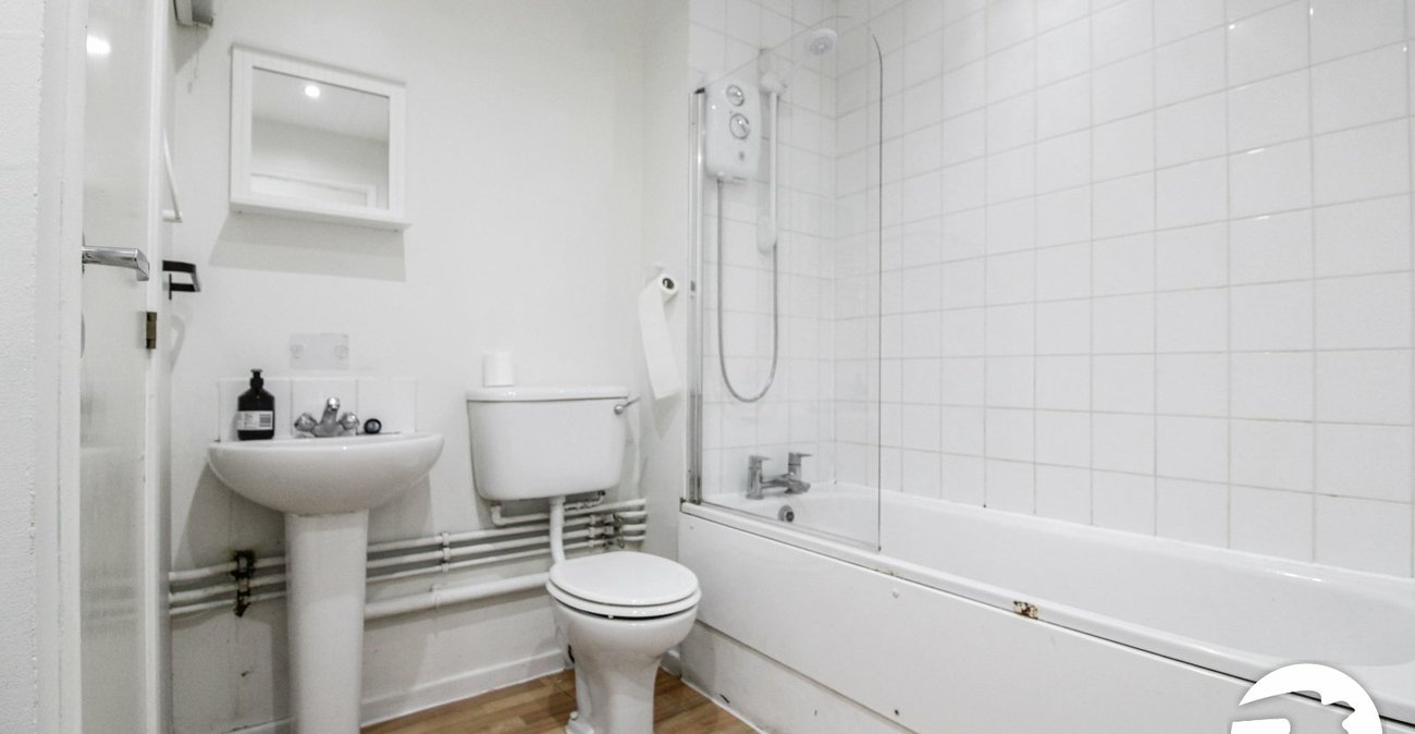 2 bedroom property to rent in Greenhithe | Robinson Michael & Jackson