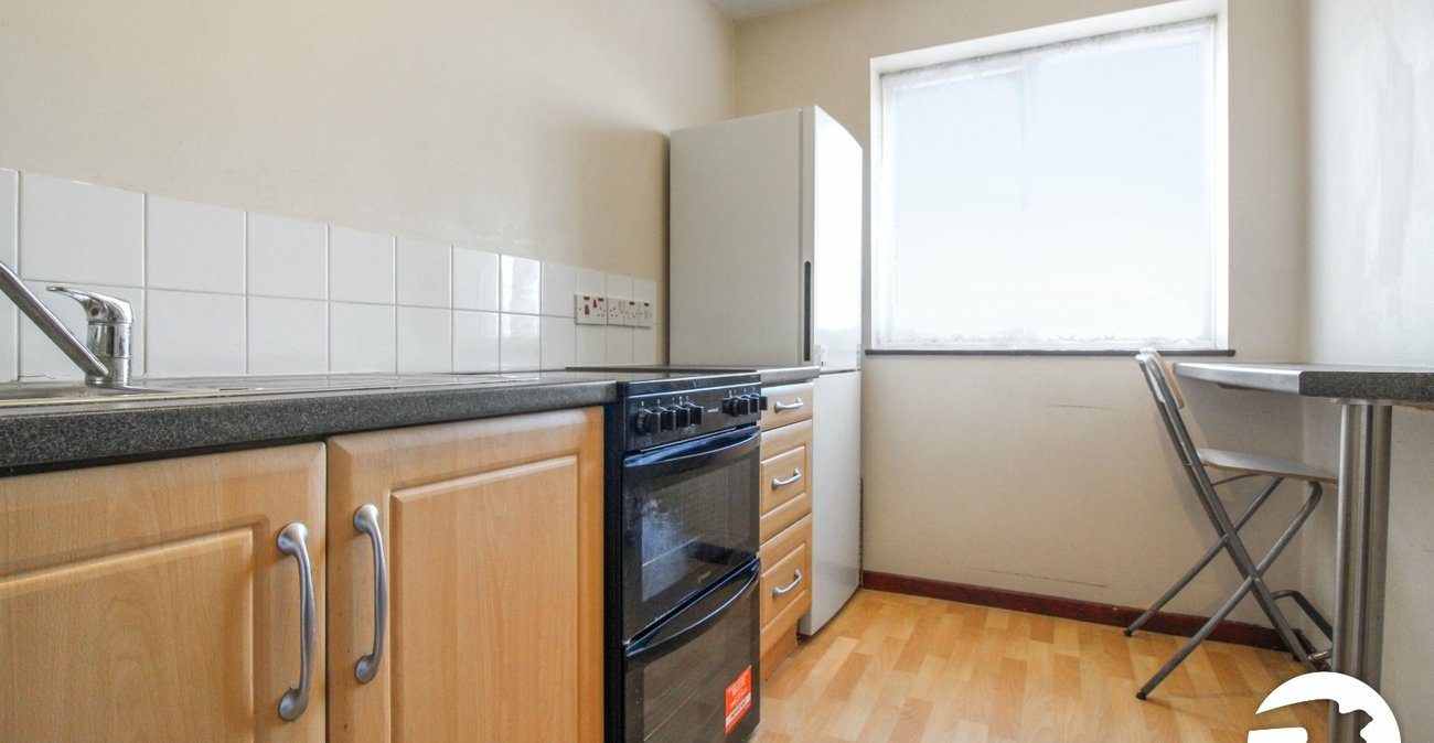 2 bedroom property to rent in Greenhithe | Robinson Michael & Jackson