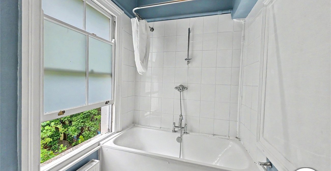 3 bedroom property to rent in London | Robinson Jackson