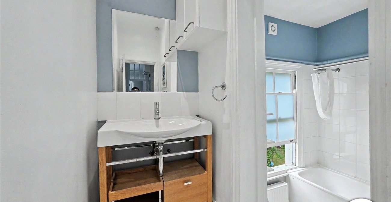 3 bedroom property to rent in London | Robinson Jackson