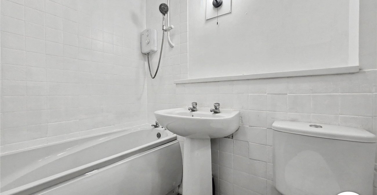 2 bedroom property to rent in London | Robinson Jackson