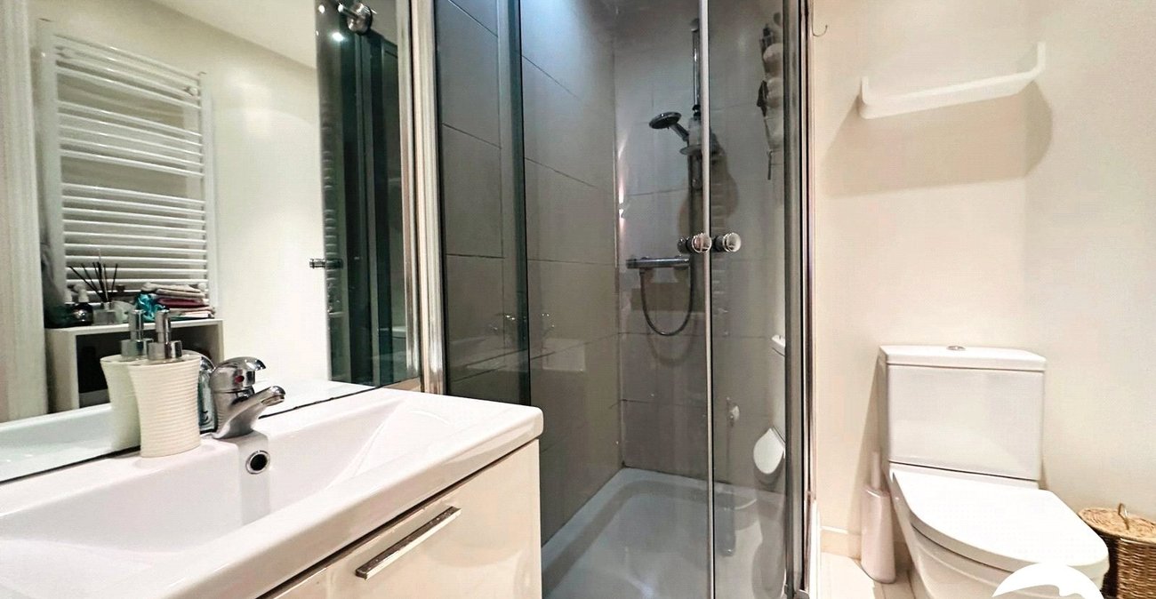 2 bedroom property to rent in London | Robinson Jackson
