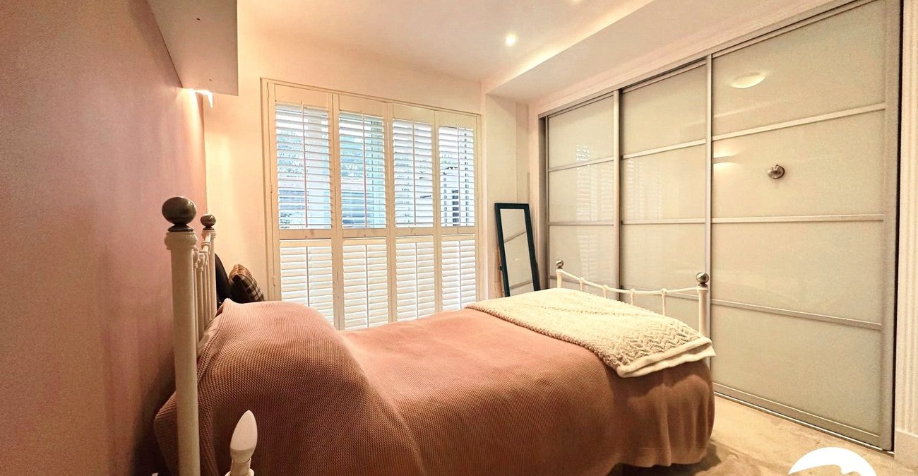 2 bedroom property to rent in London | Robinson Jackson