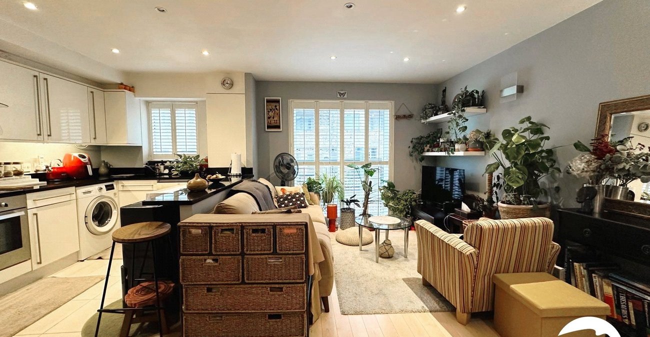 2 bedroom property to rent in London | Robinson Jackson