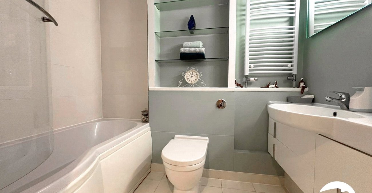 2 bedroom property to rent in London | Robinson Jackson