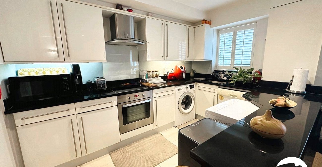 2 bedroom property to rent in London | Robinson Jackson
