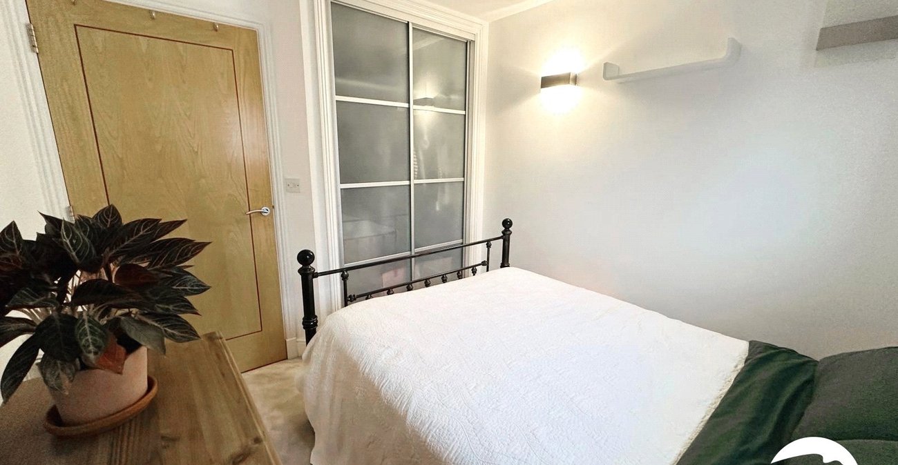 2 bedroom property to rent in London | Robinson Jackson