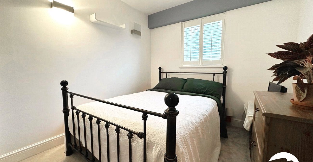 2 bedroom property to rent in London | Robinson Jackson
