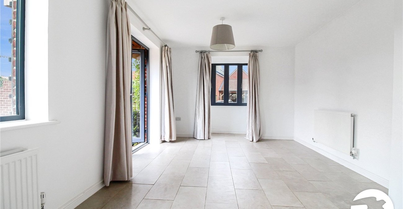 5 bedroom house to rent in Castle Hill | Robinson Michael & Jackson