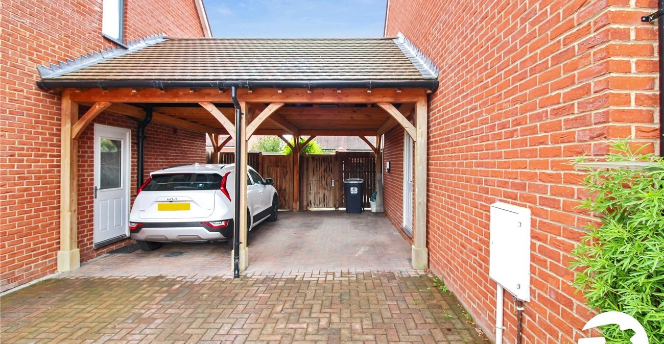 5 bedroom house to rent in Castle Hill | Robinson Michael & Jackson