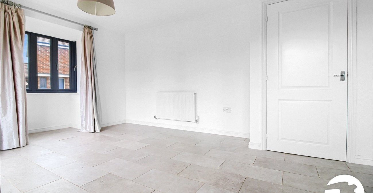 5 bedroom house to rent in Castle Hill | Robinson Michael & Jackson