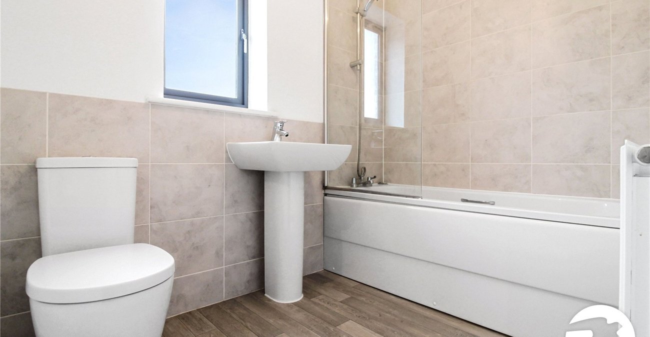 5 bedroom house to rent in Castle Hill | Robinson Michael & Jackson