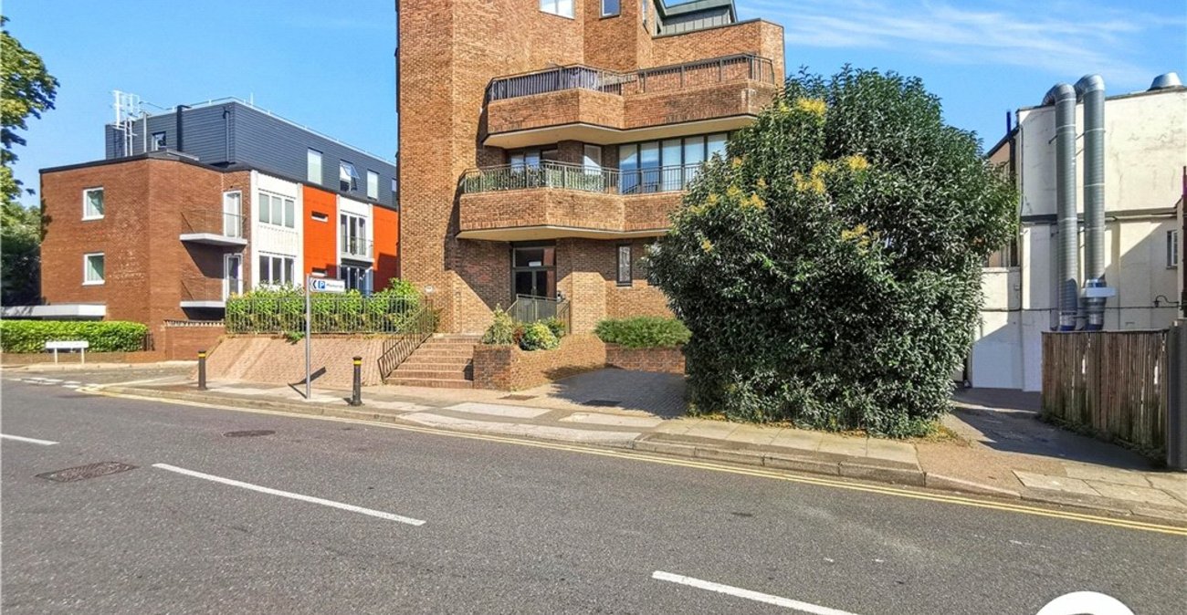 2 bedroom property to rent in 2 Knoll Rise | Robinson Jackson