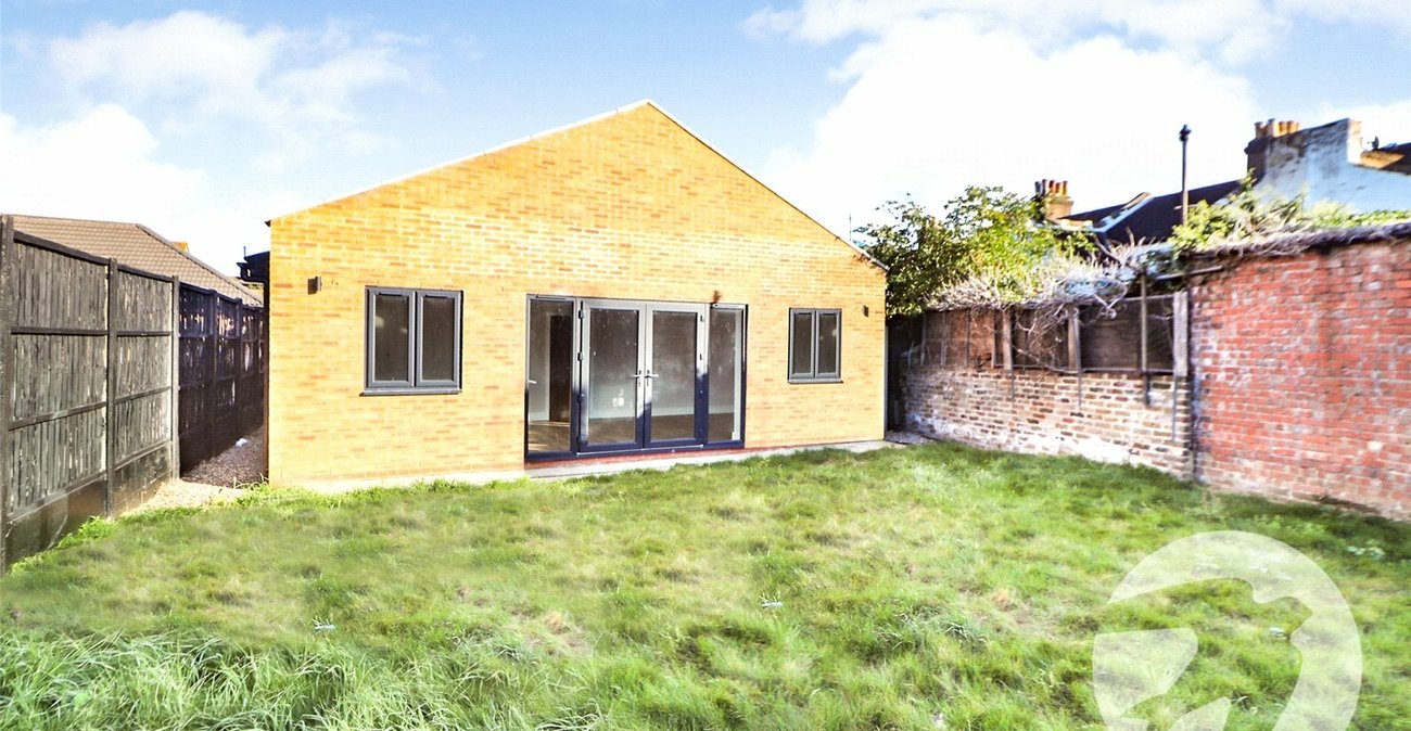 2 bedroom bungalow to rent in Erith | Robinson Jackson
