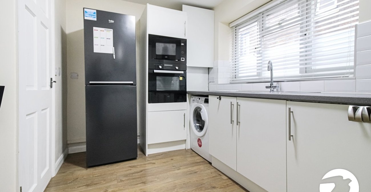 2 bedroom property to rent in Elmers End Road | Robinson Jackson