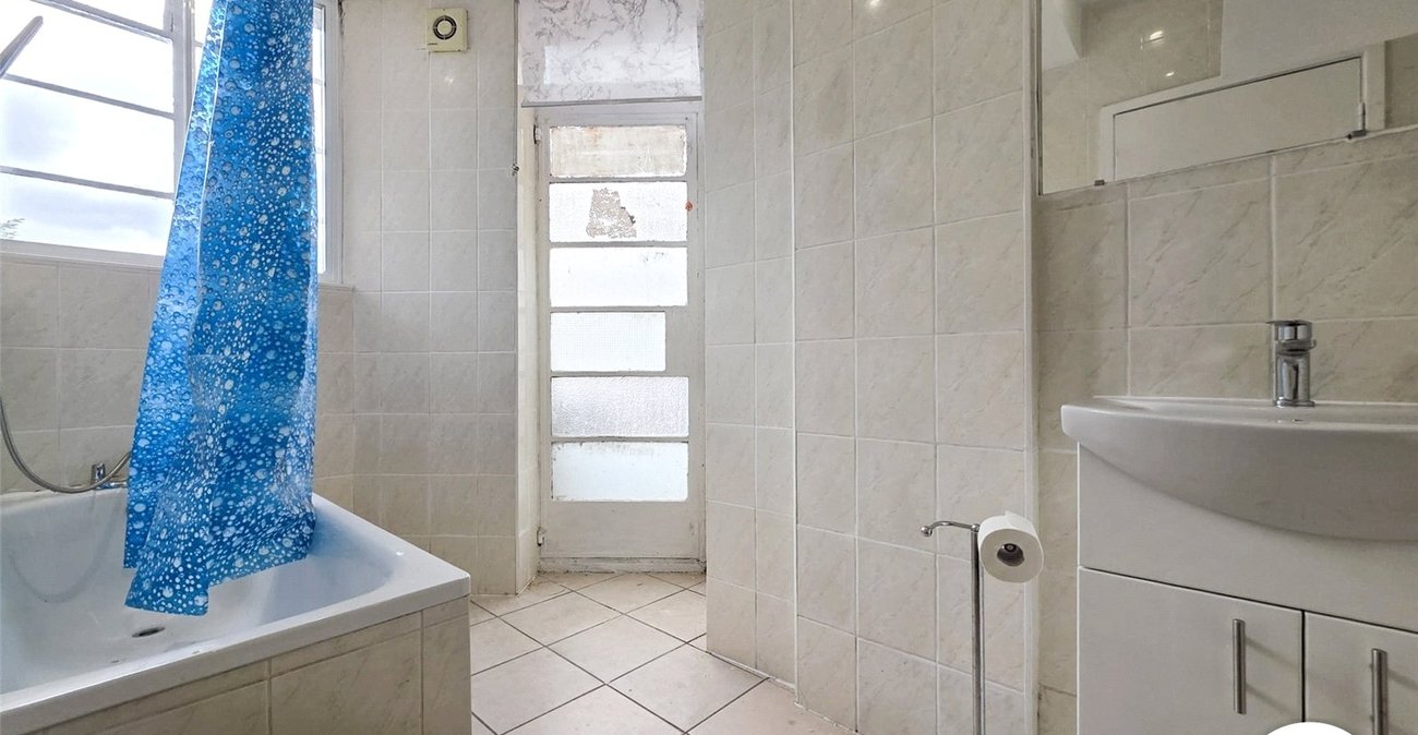 2 bedroom property to rent in London | Robinson Jackson