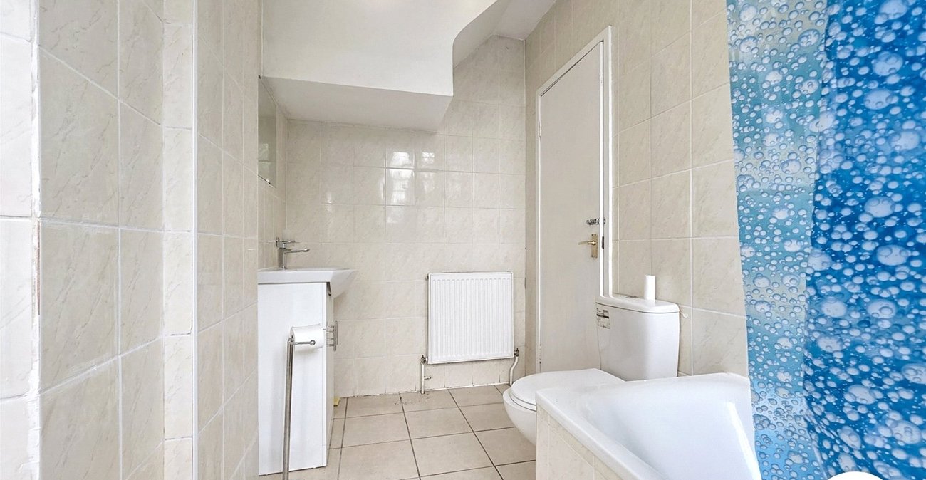 2 bedroom property to rent in London | Robinson Jackson