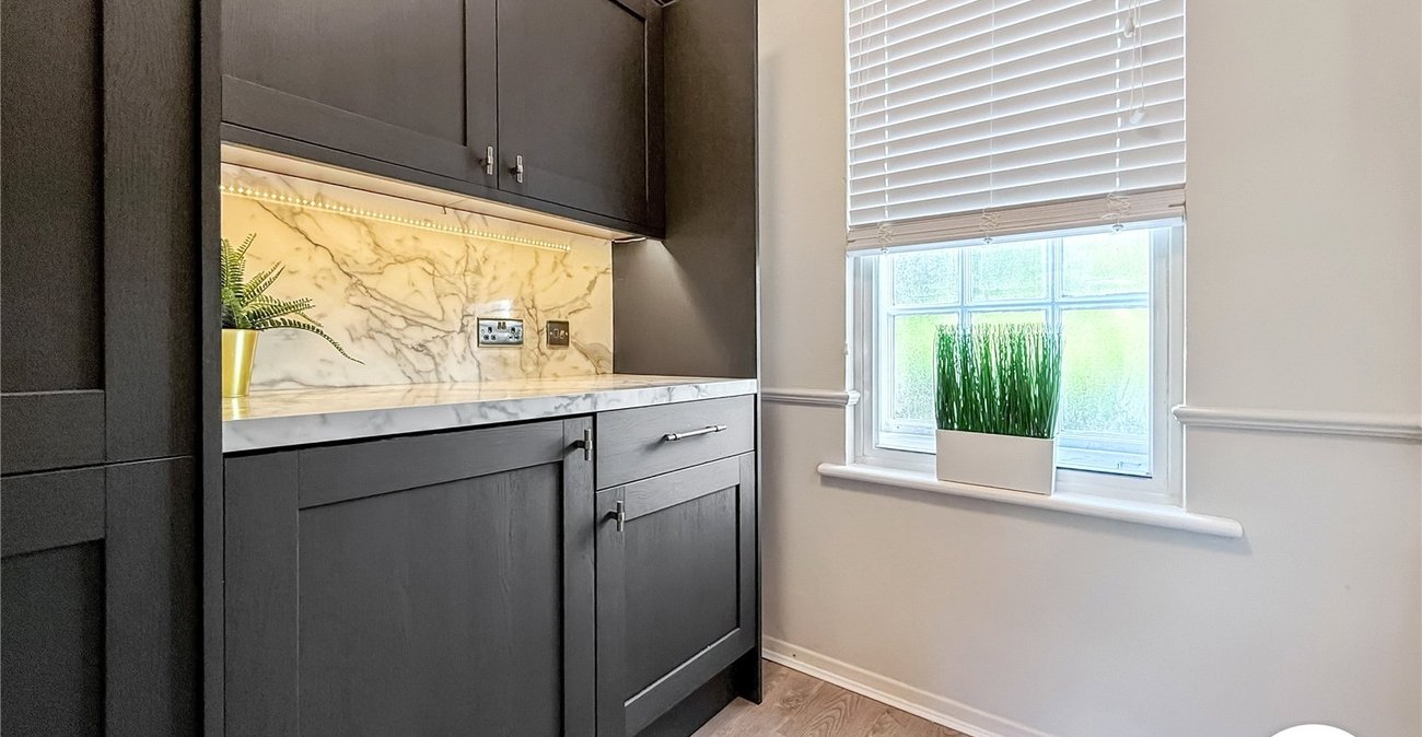 2 bedroom property to rent in London | Robinson Jackson