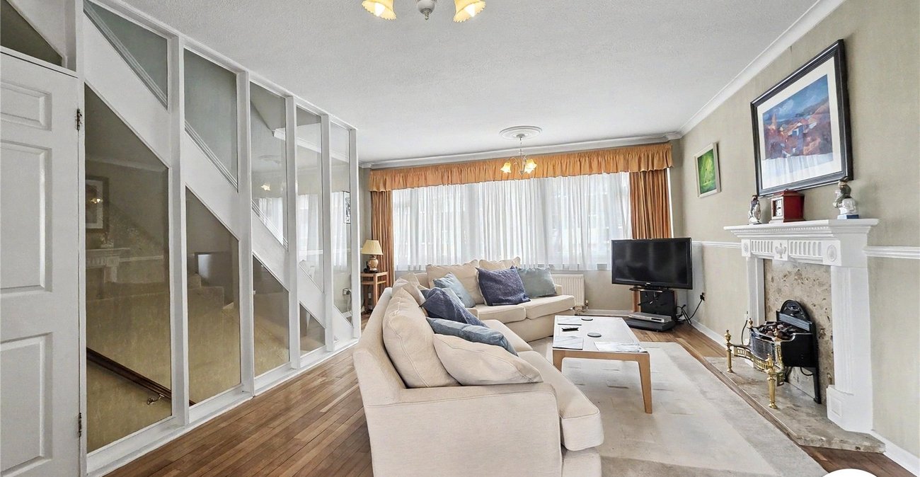 4 bedroom property to rent in London | Robinson Jackson