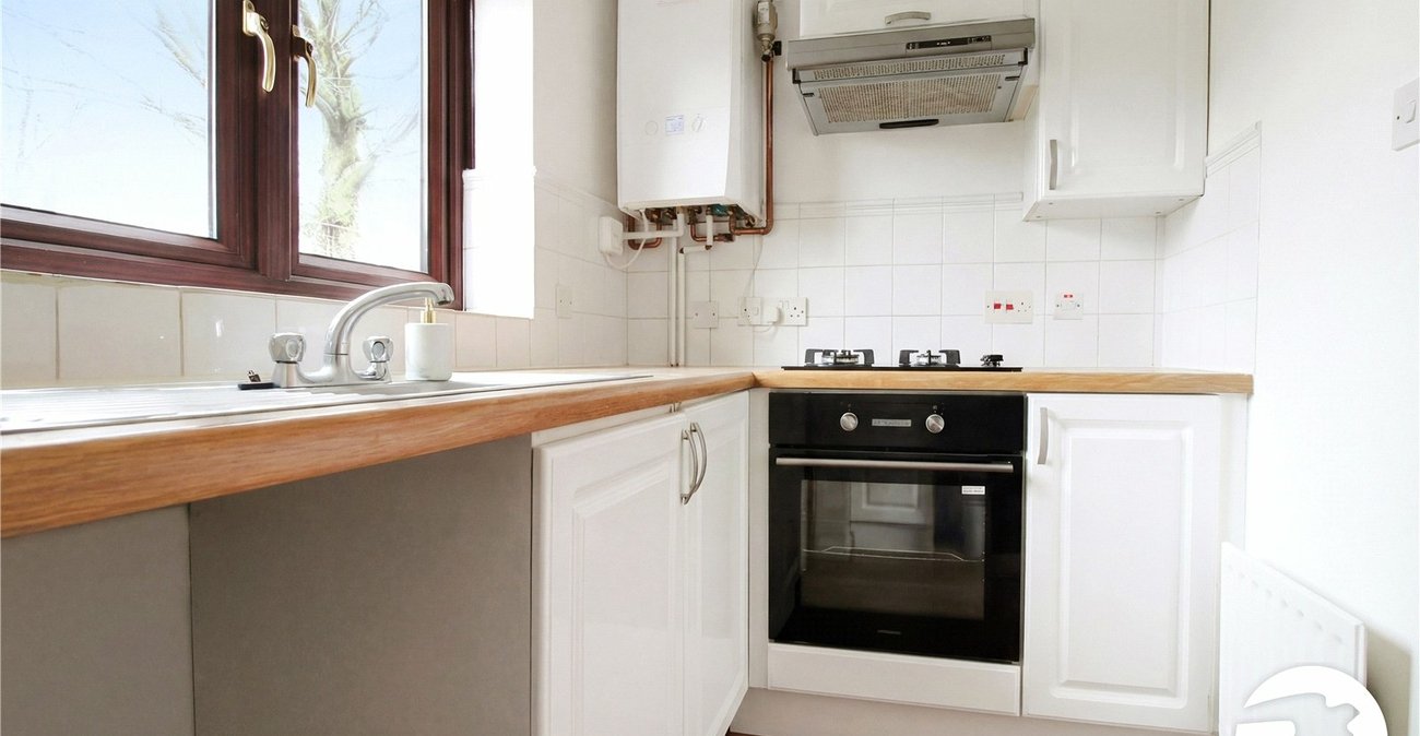 2 bedroom house to rent in Greenhithe | Robinson Michael & Jackson