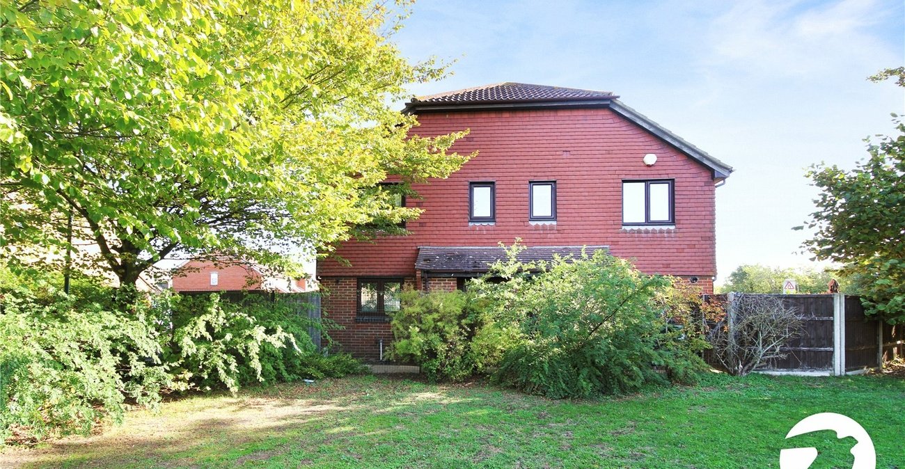 2 bedroom house to rent in Greenhithe | Robinson Michael & Jackson