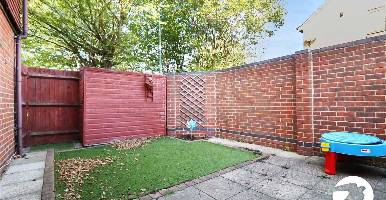 2 bedroom house to rent in Greenhithe | Robinson Michael & Jackson