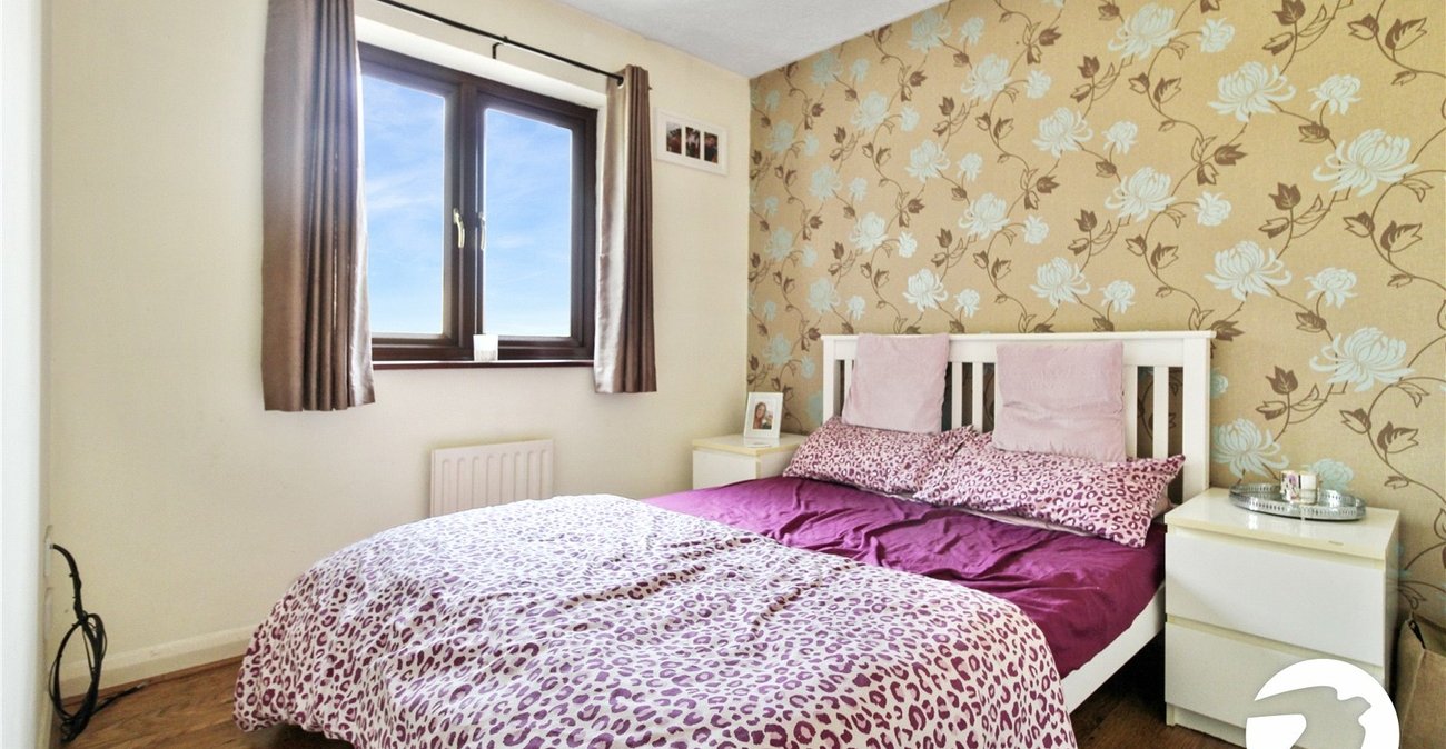 2 bedroom house to rent in Greenhithe | Robinson Michael & Jackson