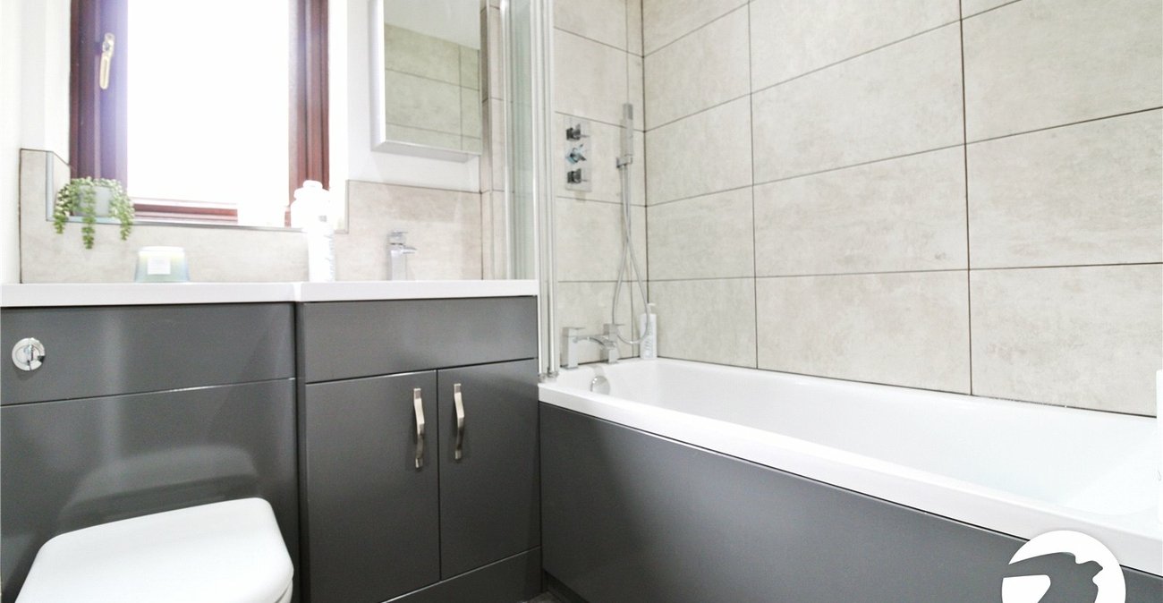 2 bedroom house to rent in Greenhithe | Robinson Michael & Jackson