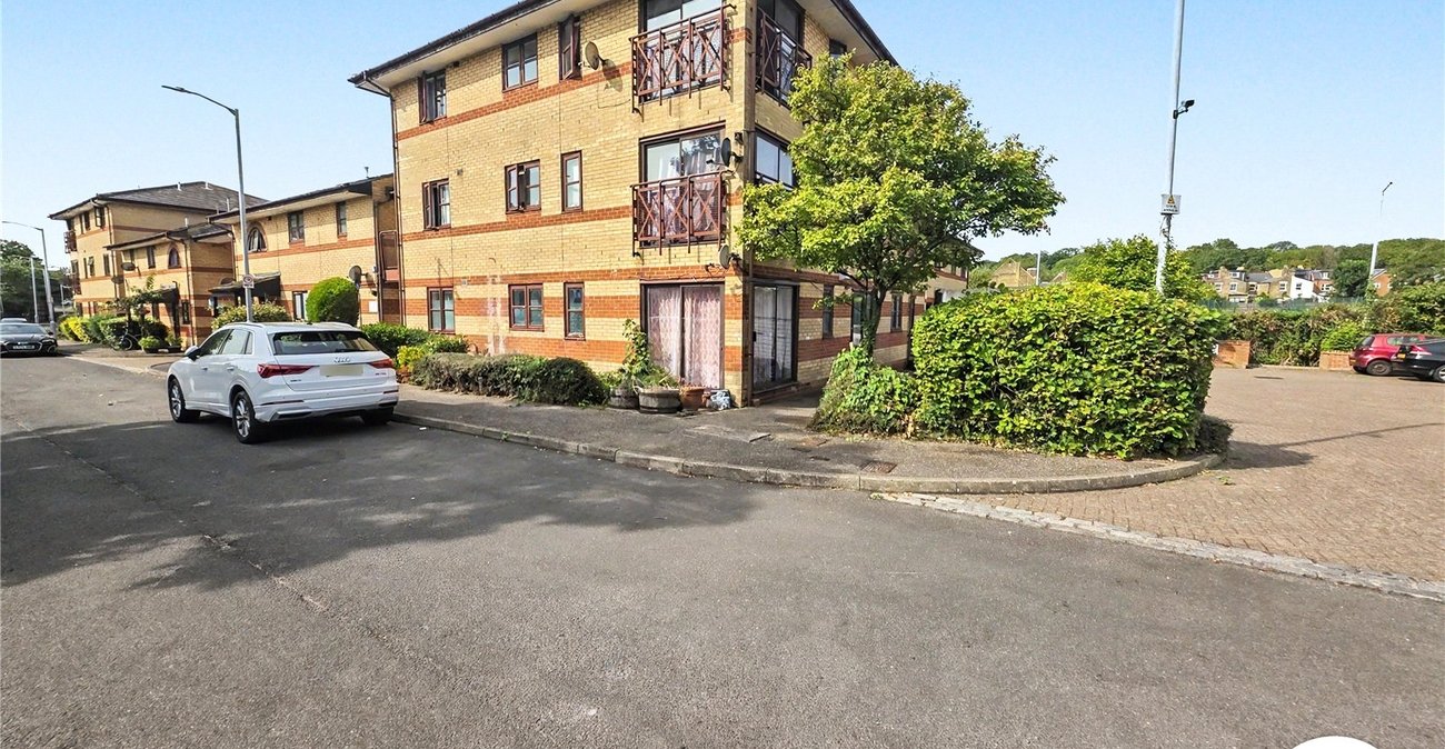 2 bedroom property to rent in London | Robinson Jackson