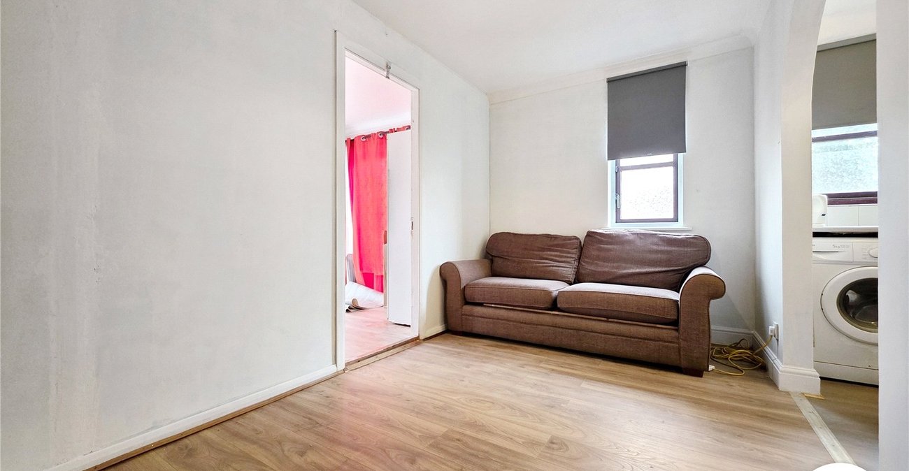 2 bedroom property to rent in London | Robinson Jackson